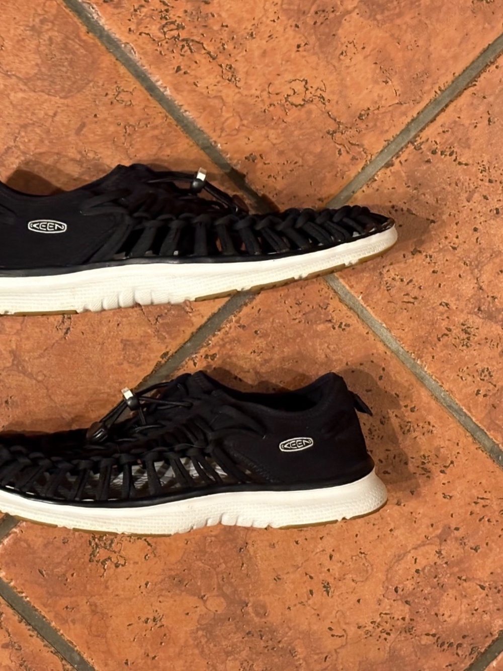 Keen Uneek O2 Black White Corded Water Shoes Sandals Women's 10.5 Mens 8.5 EU 41 - Picture 4 of 12